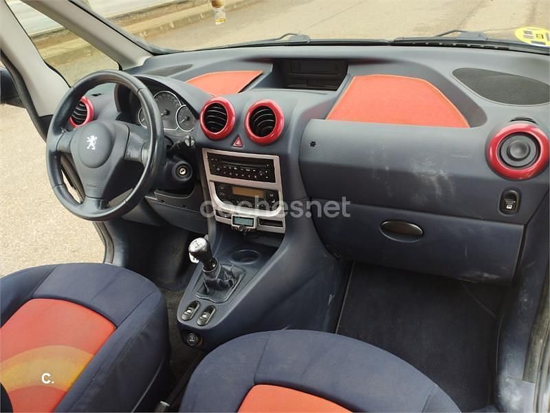 Usado Peugeot 1007 70 CV (51 kW) 2006 Negro Monovolumen