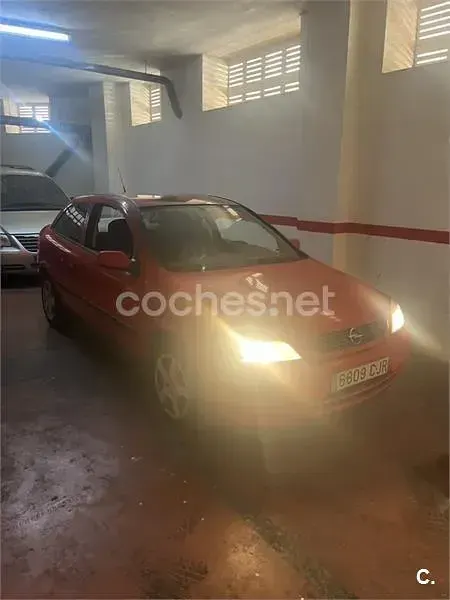 Usado Opel Astra Club 84 CV (61 kW) 2003 Rojo Berlina