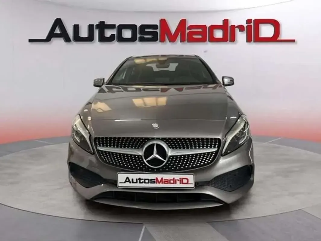 Usado Mercedes A180 110 CV (80 kW) 2017 Gris Berlina