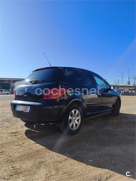 Usado Peugeot 307 90 CV (66 kW) 2004 Negro Berlina