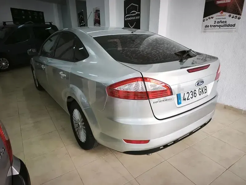 Usado Ford Mondeo Trend 140 CV (102 kW) 2009 Gris / plata Berlina