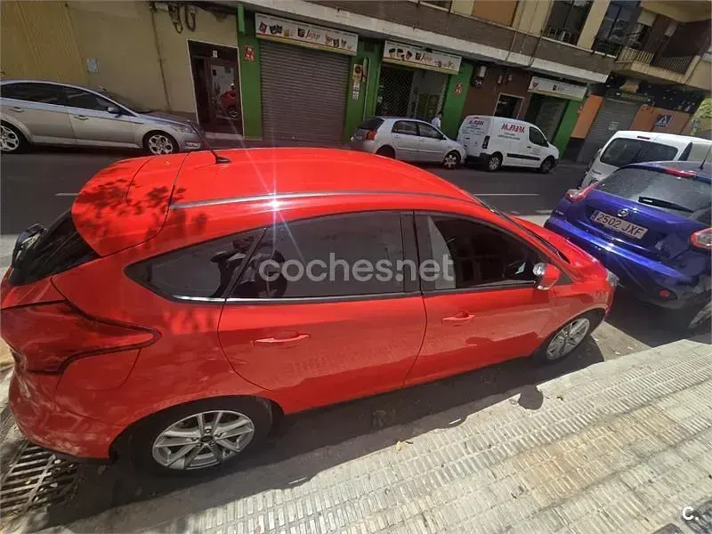 Usado Ford Focus Sport 125 CV (91 kW) 2015 Rojo Berlina