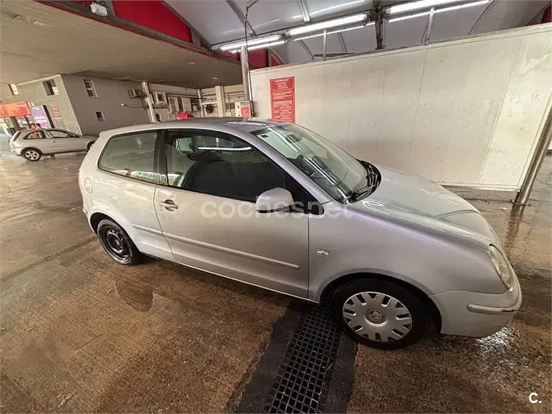 Usado VW Polo Conceptline 65 CV (47 kW) 2002 Gris / plata Berlina