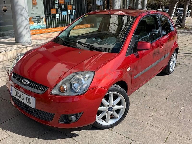 Usado Ford Fiesta Ambiente 70 CV (51 kW) 2007 Granate Utilitario