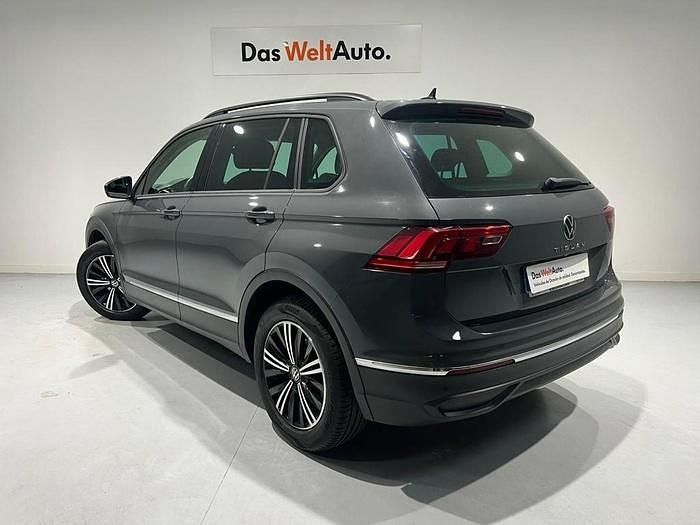 Usado VW Tiguan Life 150 CV (110 kW) 2022 Gris SUV