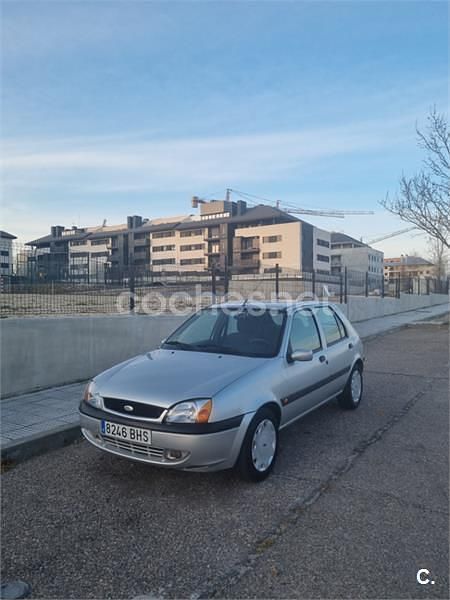Usado Ford Fiesta Trend 60 CV (44 kW) 2002 Gris / plata Utilitario