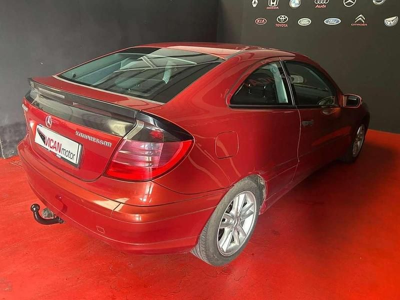 Usado Mercedes C200 Classic 163 CV (119 kW) 2002 Granate Berlina