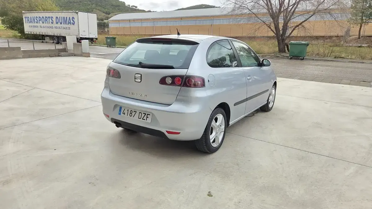 Usado Seat Ibiza Stylance 100 CV (73 kW) 2006 Gris Utilitario