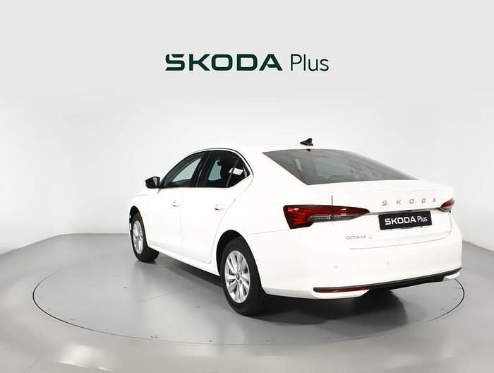 Usado Skoda Octavia Selection 116 CV (85 kW) 2025 Blanco