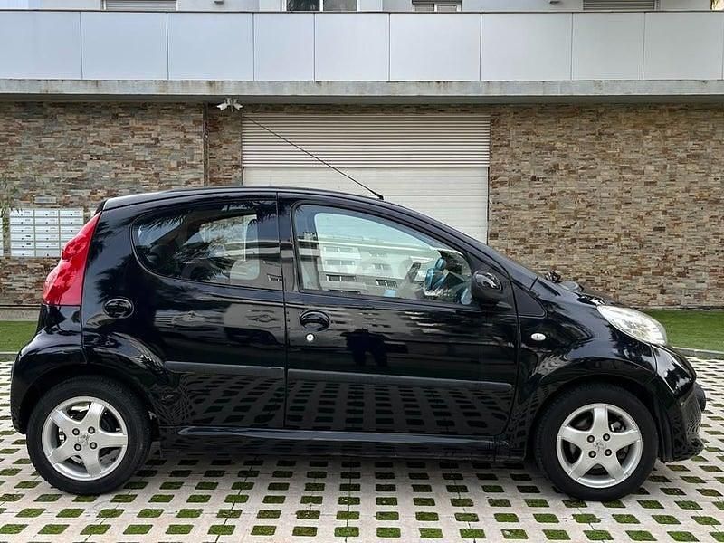 Usado Peugeot 107 68 CV (50 kW) 2009 Negro Utilitario