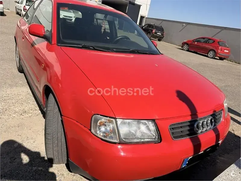 Usado Audi A3 Ambiente 110 CV (80 kW) 1999 Rojo Utilitario