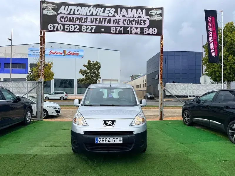 Usado Peugeot Partner Tepee 90 CV (66 kW) 2010 Gris / plata Monovolumen
