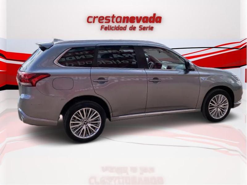 Usado Mitsubishi Outlander P-HEV Motion 224 CV (164 kW) 2020 Gris / plata