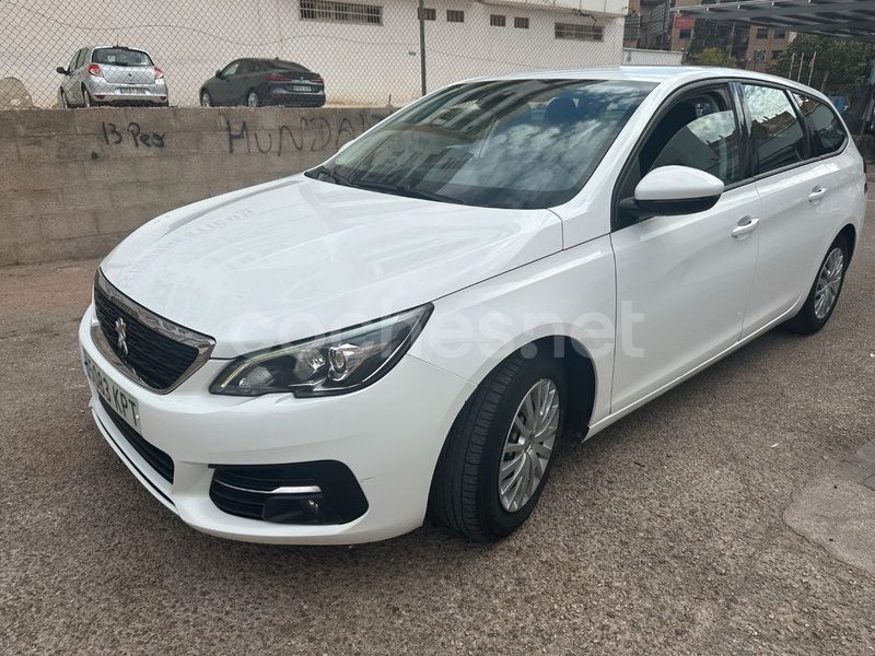 Usado Peugeot 308 Business-Line 100 CV (73 kW) 2018 Blanco Familiar