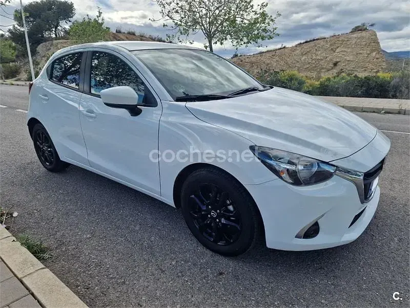 Używany Mazda 2 Edition 90 KM (66 kW) 2019 Biały Sedan/Limuzyna