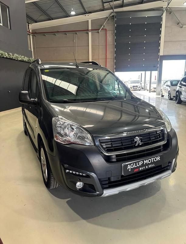 Usado Peugeot Partner Tepee Outdoor 100 CV (73 kW) 2017 Gris Monovolumen