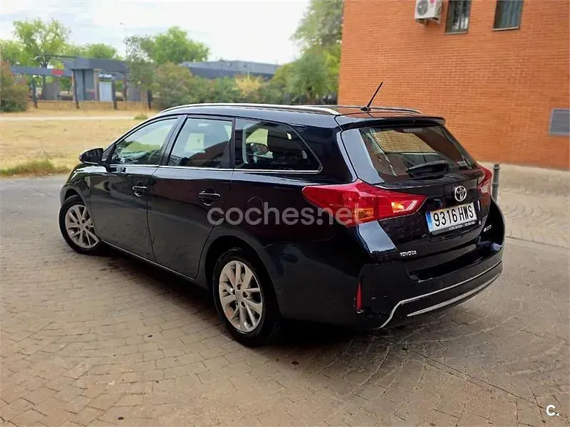 Usado Toyota Auris 132 CV (97 kW) 2014 Azul Familiar