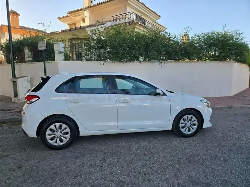Usado Hyundai i30 95 CV (69 kW) 2018 Blanco Berlina