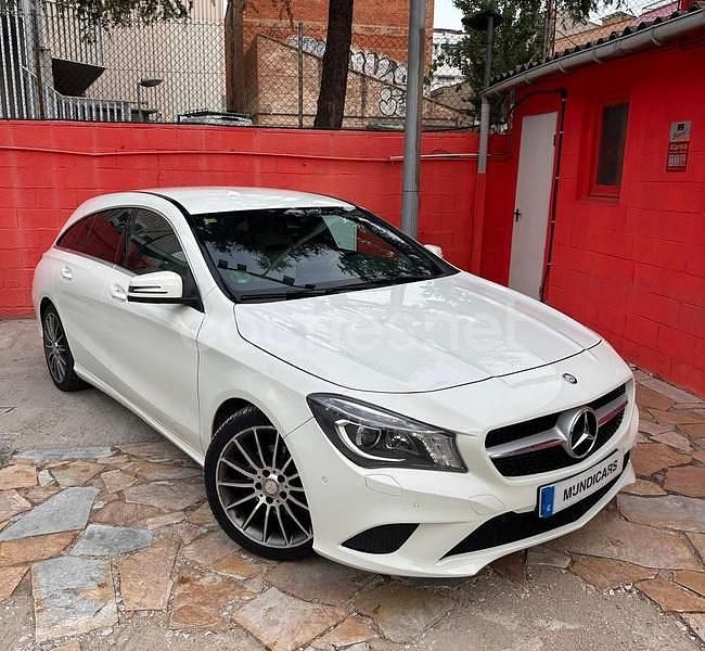 Usado Mercedes CLA220 Shooting Brake 177 CV (130 kW) 2016 Blanco Familiar