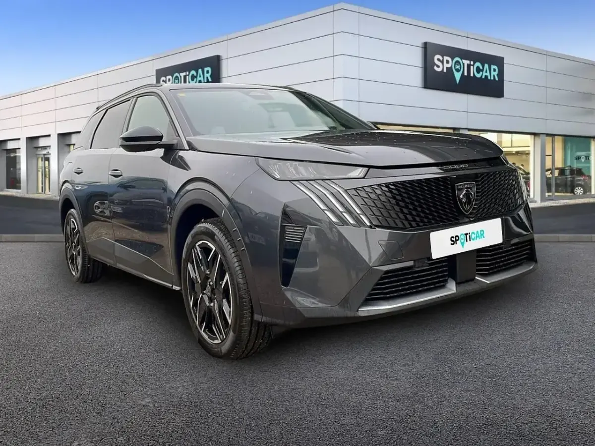 Usado Peugeot 5008 Allure 136 CV (100 kW) 2025 Gris SUV