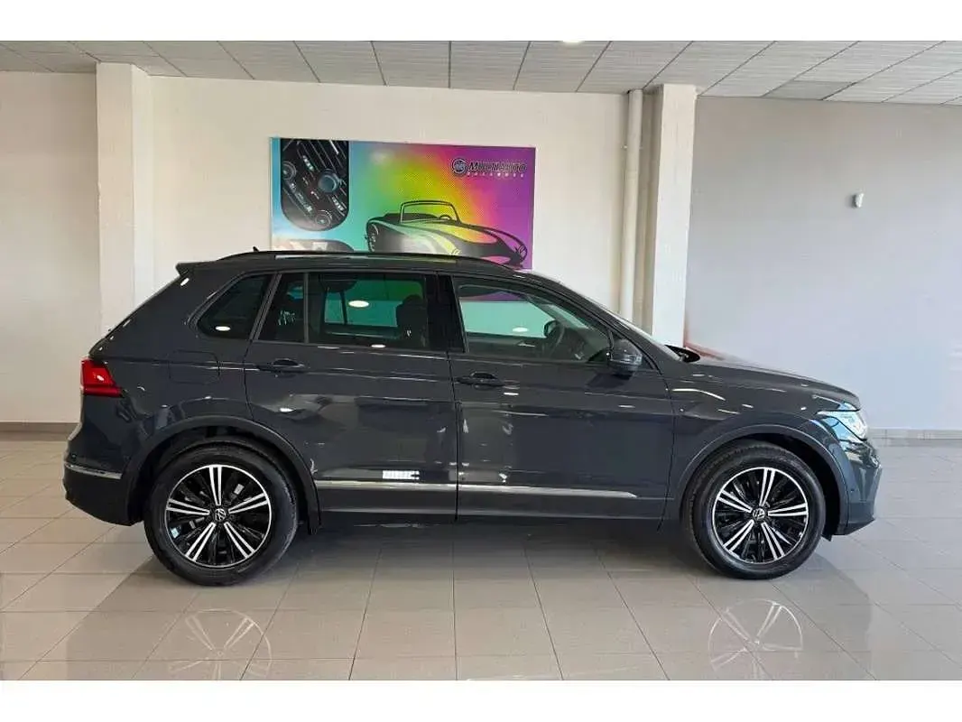 Usado VW Tiguan Life 150 CV (110 kW) 2022 Gris SUV