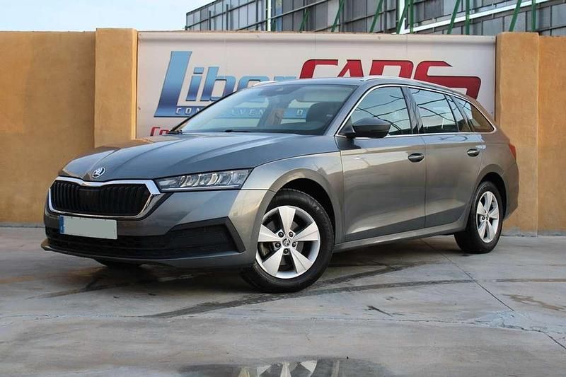 Usado Skoda Octavia Ambition 150 CV (110 kW) 2022 Gris Familiar