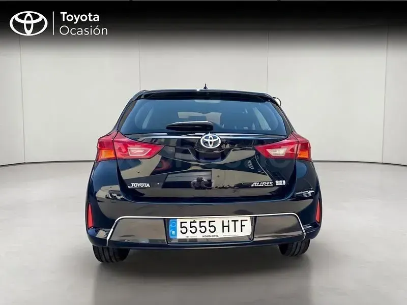 Usado Toyota Auris Hybrid Active 136 CV (100 kW) 2013 Negro Berlina