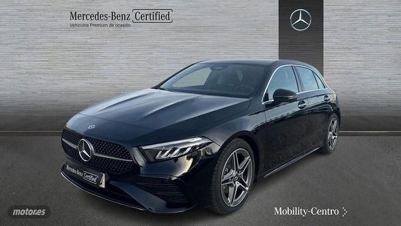 Usado Mercedes A180 AMG line 116 CV (85 kW) 2024 Negro noche Berlina