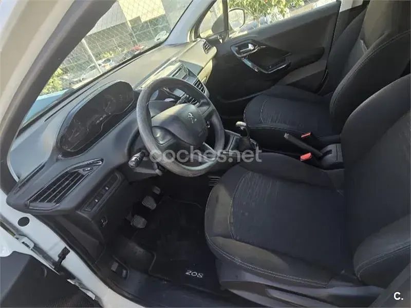 Usado Peugeot 208 Active 82 CV (60 kW) 2015 Blanco Utilitario