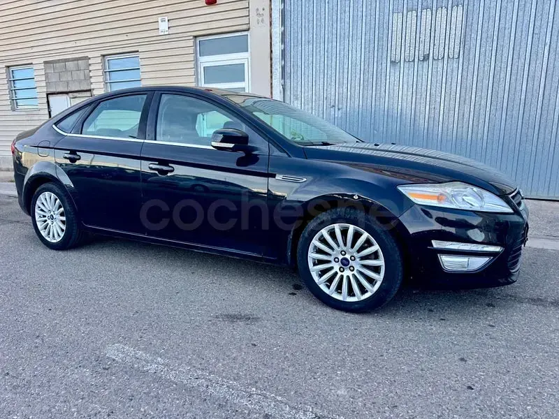 Usado Ford Mondeo Limited 140 CV (102 kW) 2014 Negro Berlina