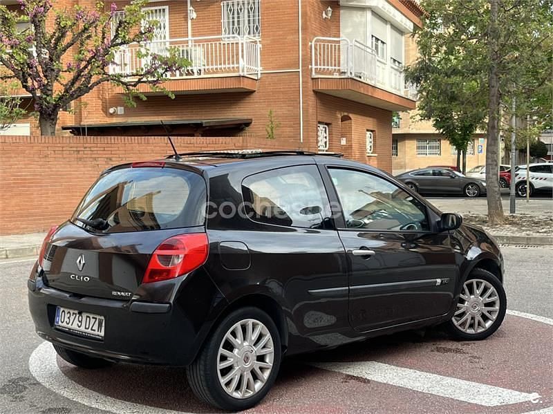 Usado Renault Clio II Dynamique 105 CV (77 kW) 2006 Negro Berlina