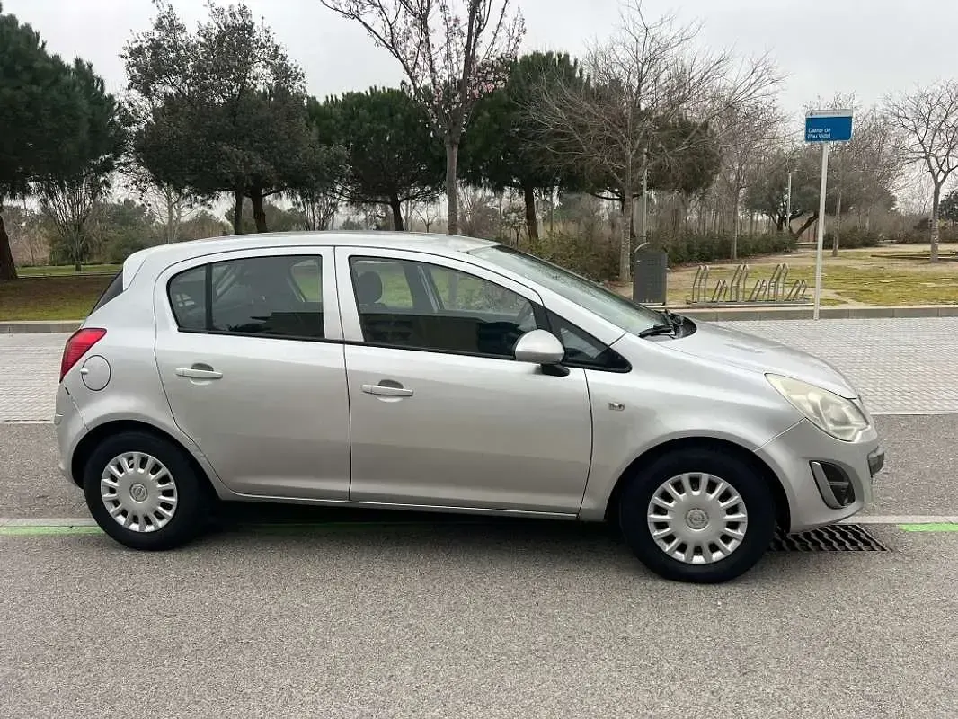 Usado Opel Corsa Expression 75 CV (55 kW) 2011 Gris Utilitario