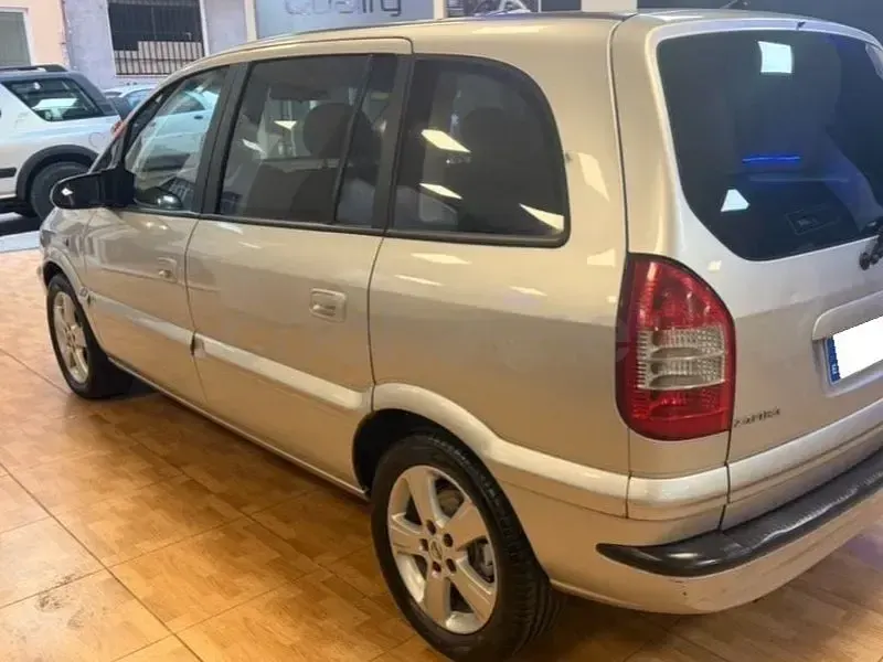 Usado Opel Zafira 125 CV (91 kW) 2005 Gris / plata Monovolumen
