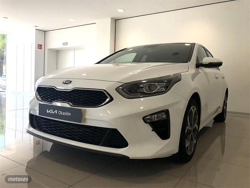 Blanco Usado 2022 Kia Ceed Utilitario | 21.900 € (Un poco caro) - Imagen 1/4