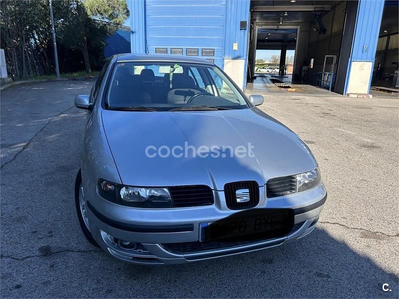 Usado Seat Leon 90 CV (66 kW) 2002 Gris / plata Utilitario
