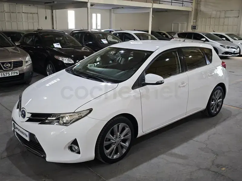 Usado Toyota Auris Hybrid Active 136 CV (100 kW) 2014 Blanco Berlina