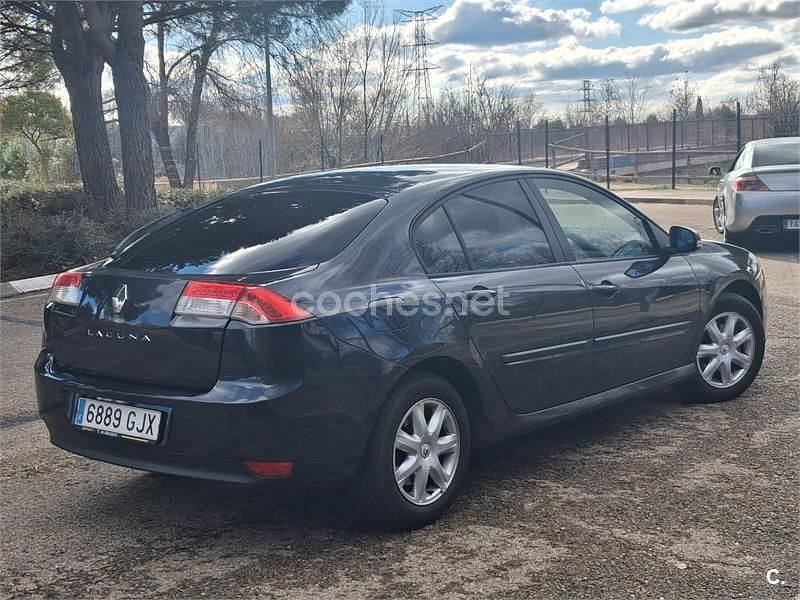 Usado Renault Laguna III Authentique 110 CV (80 kW) 2008 Gris / plata Berlina