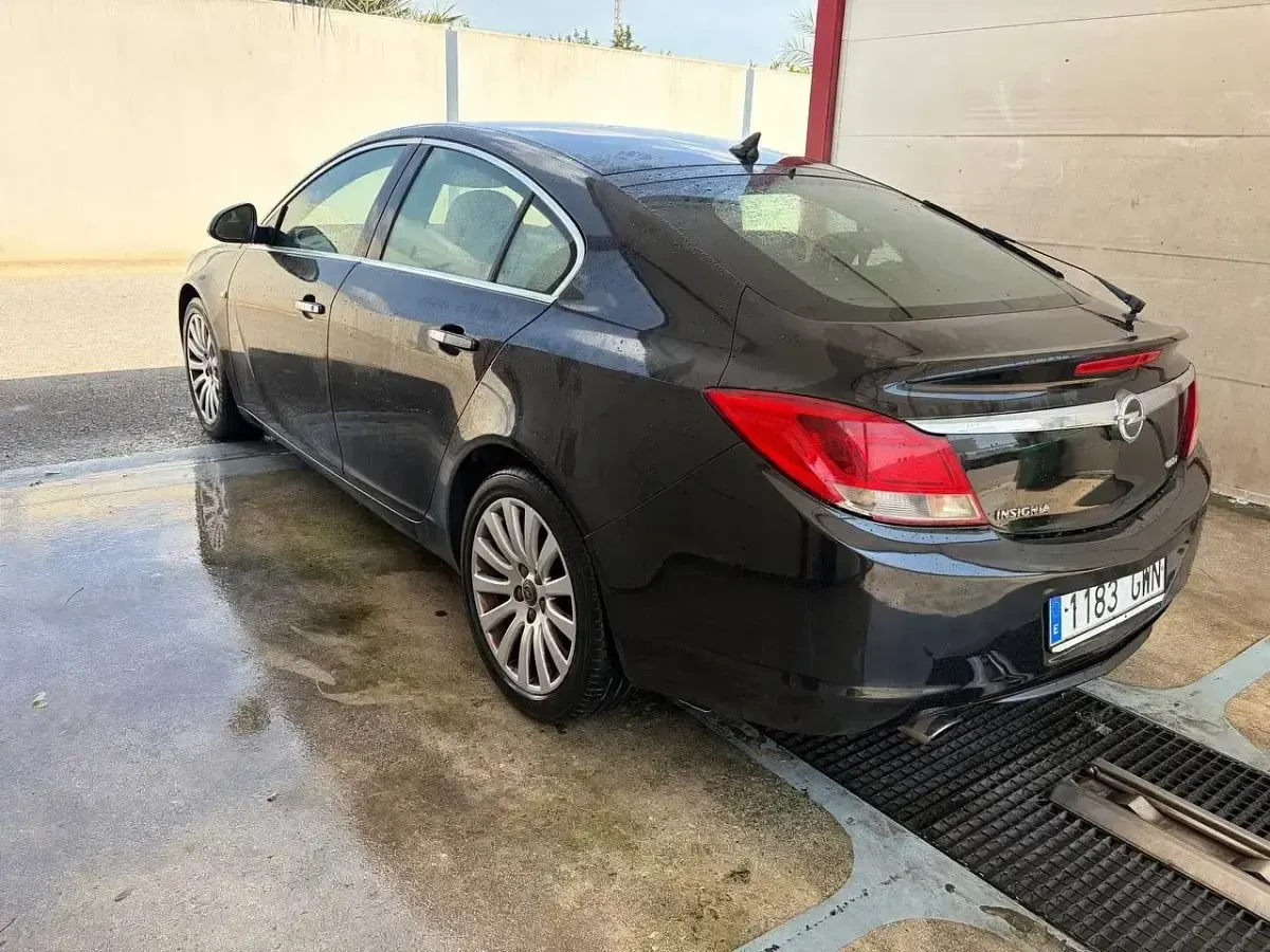 Usado Opel Insignia Cosmo 160 CV (117 kW) 2010 Negro Berlina