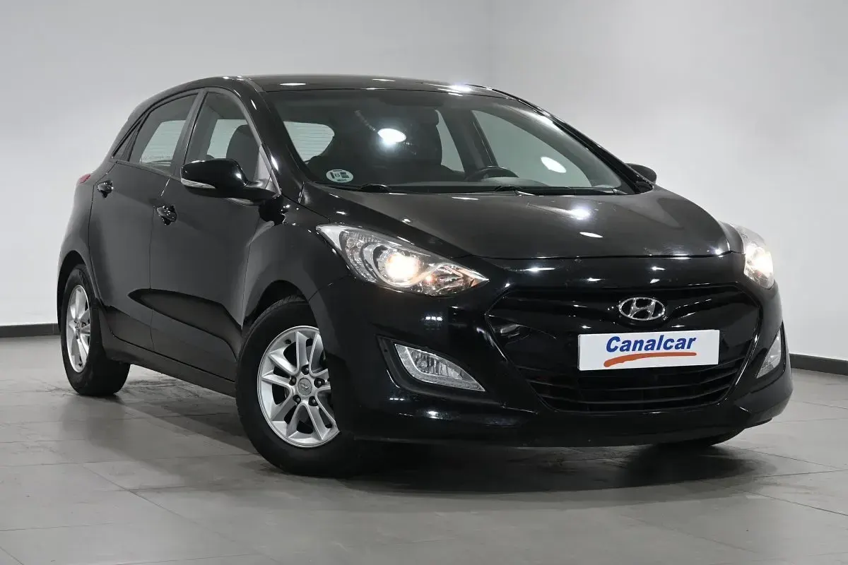 Usado Hyundai i30 90 CV (66 kW) 2013 Negro