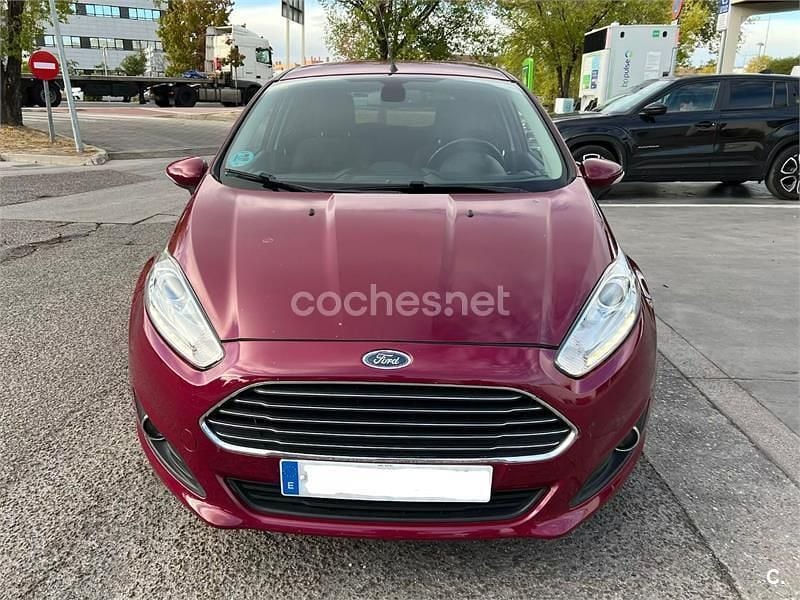 Usado Ford Fiesta Titanium 100 CV (73 kW) 2013 Violeta / lila Utilitario