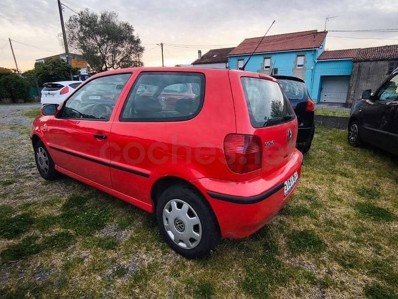 Usado VW Polo Trendline 75 CV (55 kW) 2001 Rojo Berlina