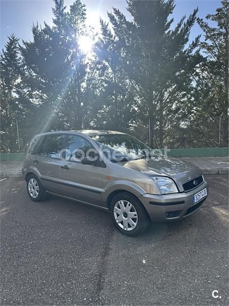 Gris / plata Usado 2004 Ford Fusion Berlina | 3000 € (Precio justo) - Imagen 1/4