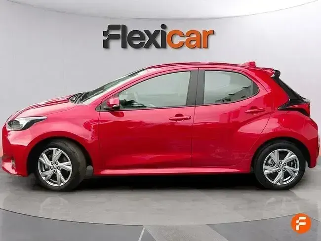 Usado Toyota Yaris Hybrid Active 116 CV (85 kW) 2024 Rojo