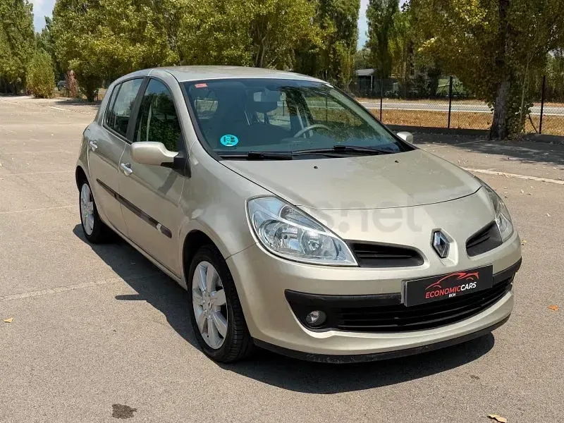 Usado Renault Clio II Privilege 110 CV (80 kW) 2007 Beige Berlina