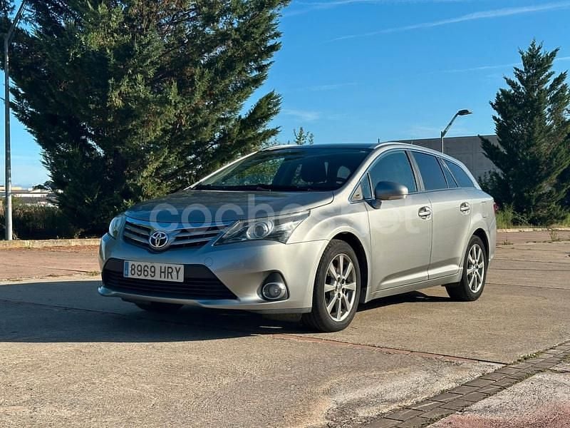 Usado Toyota Avensis Comfort 124 CV (91 kW) 2012 Gris / plata Familiar
