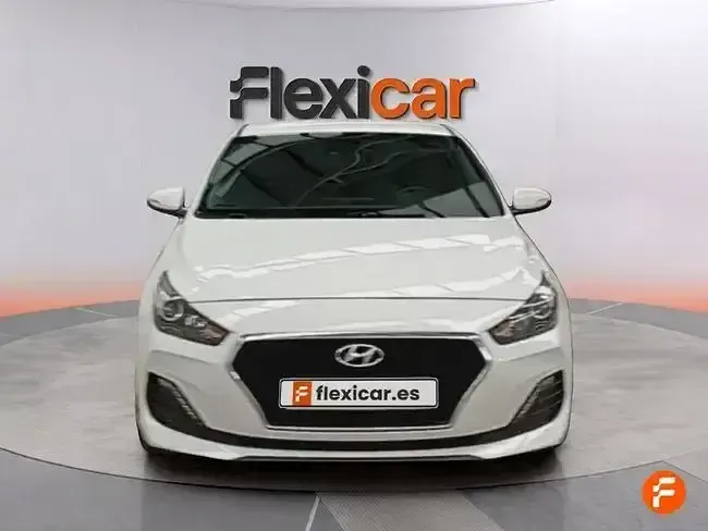 Usado Hyundai i30 120 CV (88 kW) 2019 Blanco Berlina