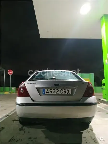 Usado Ford Mondeo Ghia 130 CV (95 kW) 2004 Gris / plata Berlina