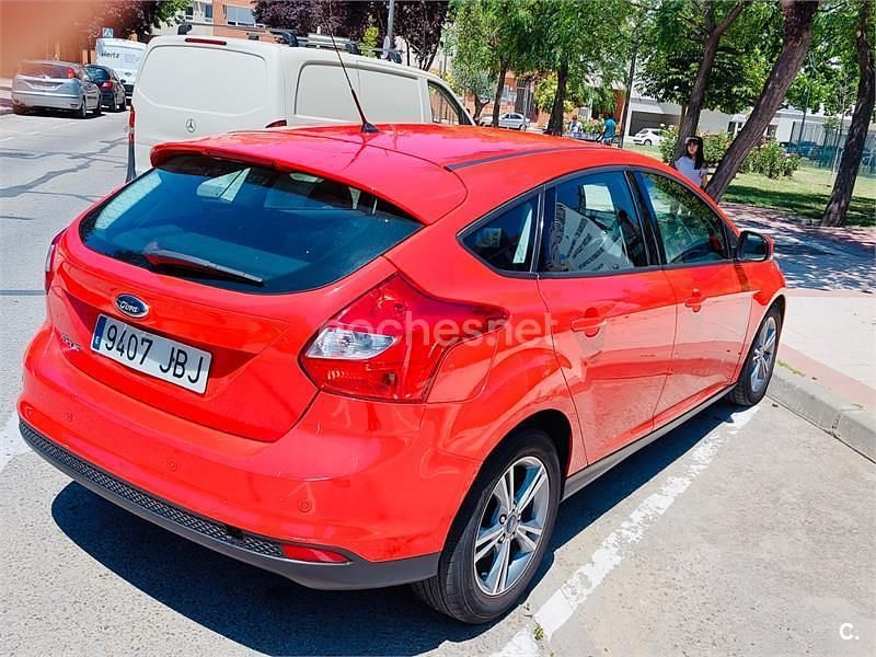 Usado Ford Focus 115 CV (84 kW) 2014 Rojo Berlina