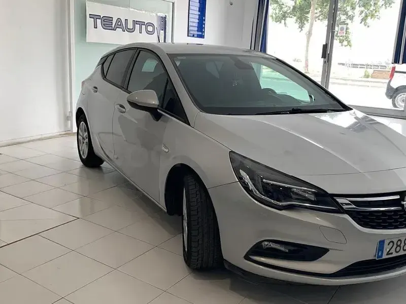 Usado Opel Astra Excellence 110 CV (80 kW) 2016 Gris / plata Berlina