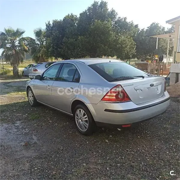 Usado Ford Mondeo Trend 130 CV (95 kW) 2006 Gris / plata Berlina